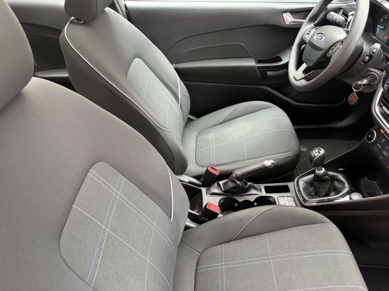 Fahrzeugabbildung Ford Fiesta+CarPlay+1.Hand+Kamera+Panorama+Allwetter+