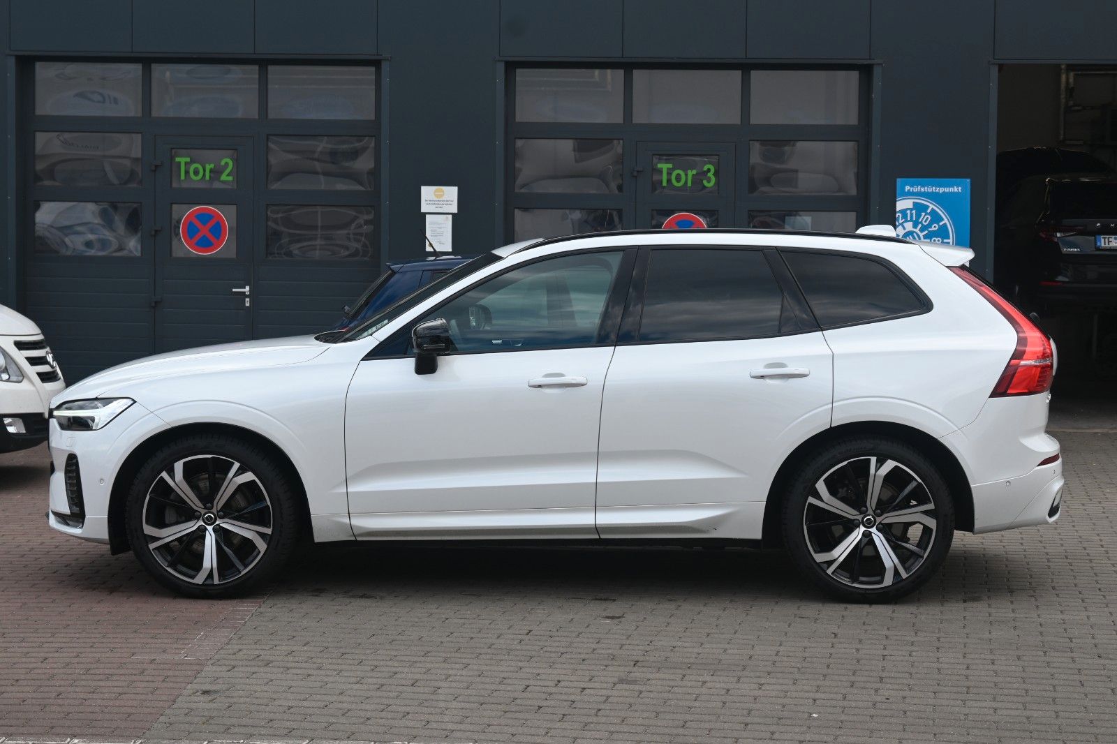 Fahrzeugabbildung Volvo XC60 B4D AWD Ultimate Dark*LED*PANO*STHZ*H&K*360