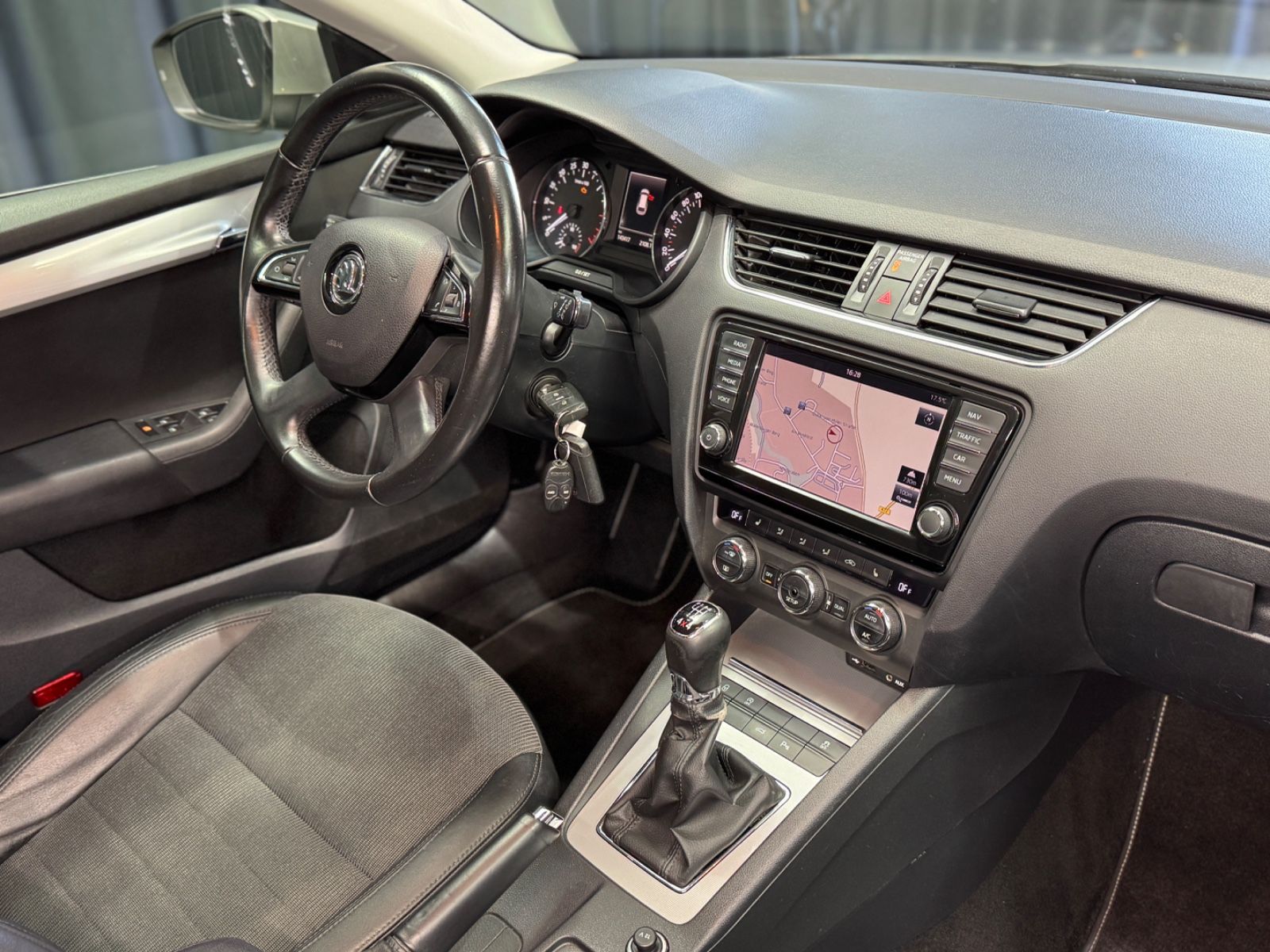 Fahrzeugabbildung SKODA Octavia Combi Elegance 4x4|NAVI|XENON|AHK|
