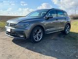 Volkswagen Tiguan 1.4 TSI ACC DSG Highlight R-Line Navi AHK - VW Tiguan von privat