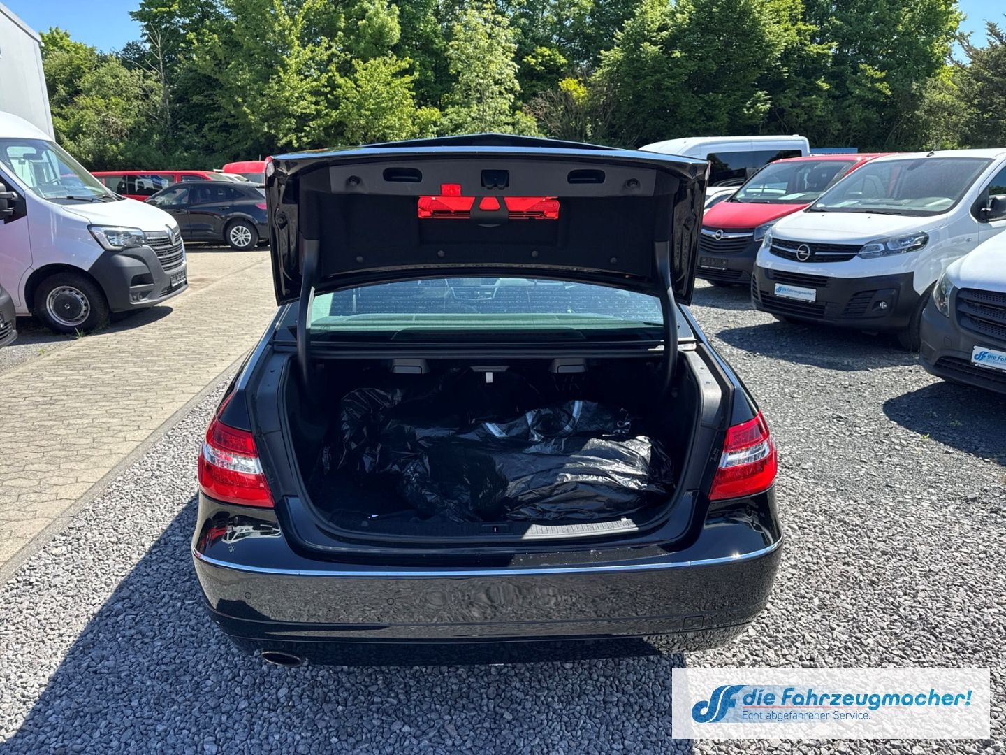 Fahrzeugabbildung Mercedes-Benz E 200 CGI BlueEfficiency Navi Bi-Xenon Kurvenlic