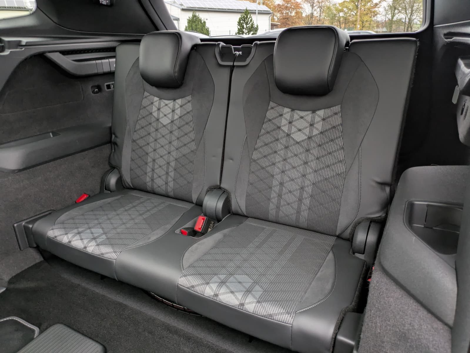 Fahrzeugabbildung Volkswagen Tayron 2.0 TDI 4M R-Line BLACK*7Si*MATRIX*PANO