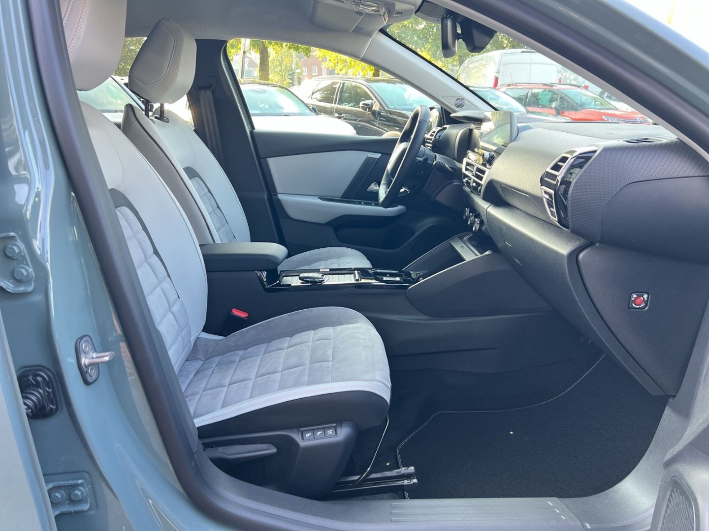 Fahrzeugabbildung Citroën C4 X Max 1.2 PureTech 130 AT8 Navi CarPlay SHZ