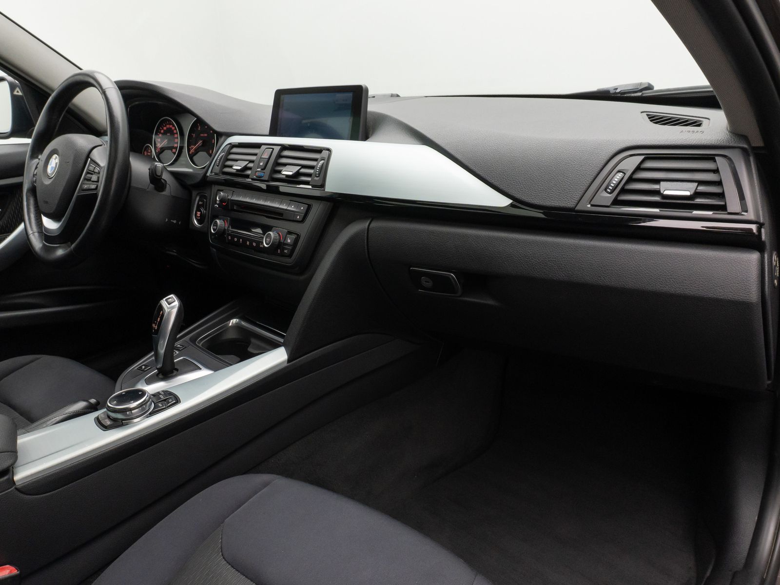 Fahrzeugabbildung BMW 320d GeschwindigReg HUD HiFi Xenon AHK Panorama