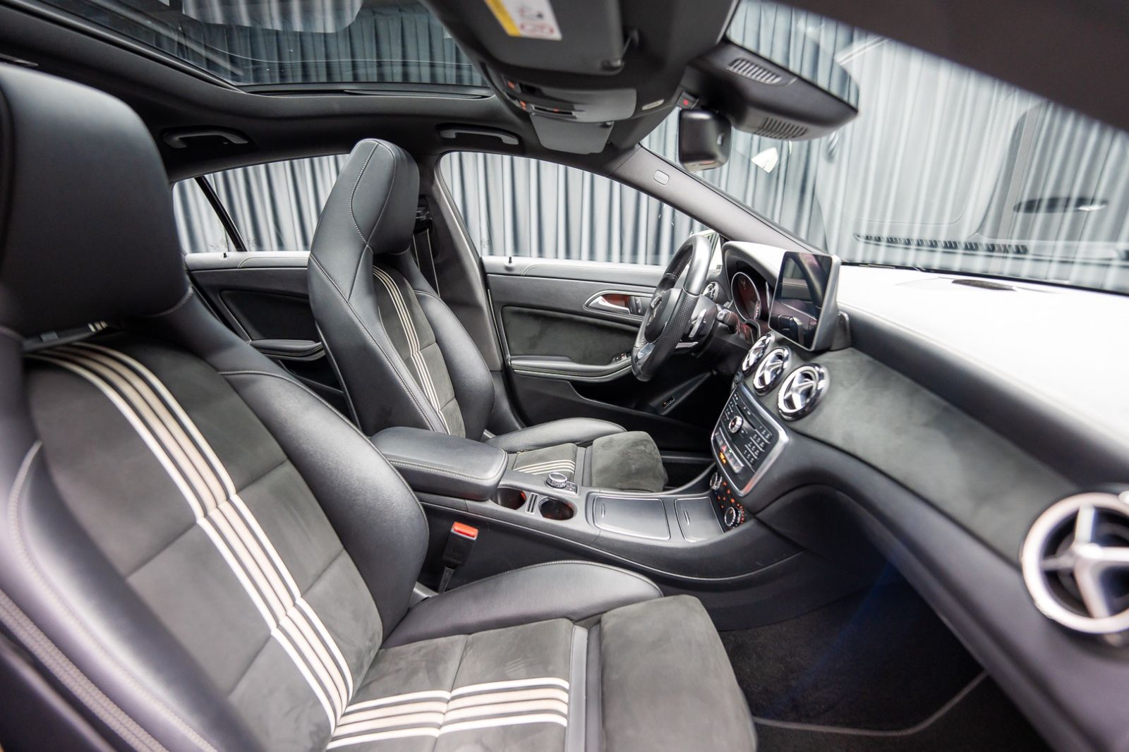 Fahrzeugabbildung Mercedes-Benz CLA 180 Shooting*AMG*Panorama*Keyless*PEAK*BSNS*