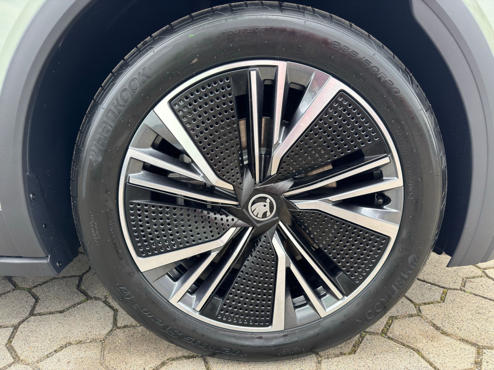 Fahrzeugabbildung SKODA Elroq 60 Lodge 204PS*AHK*RFK*20Zoll*Wärmepumpe
