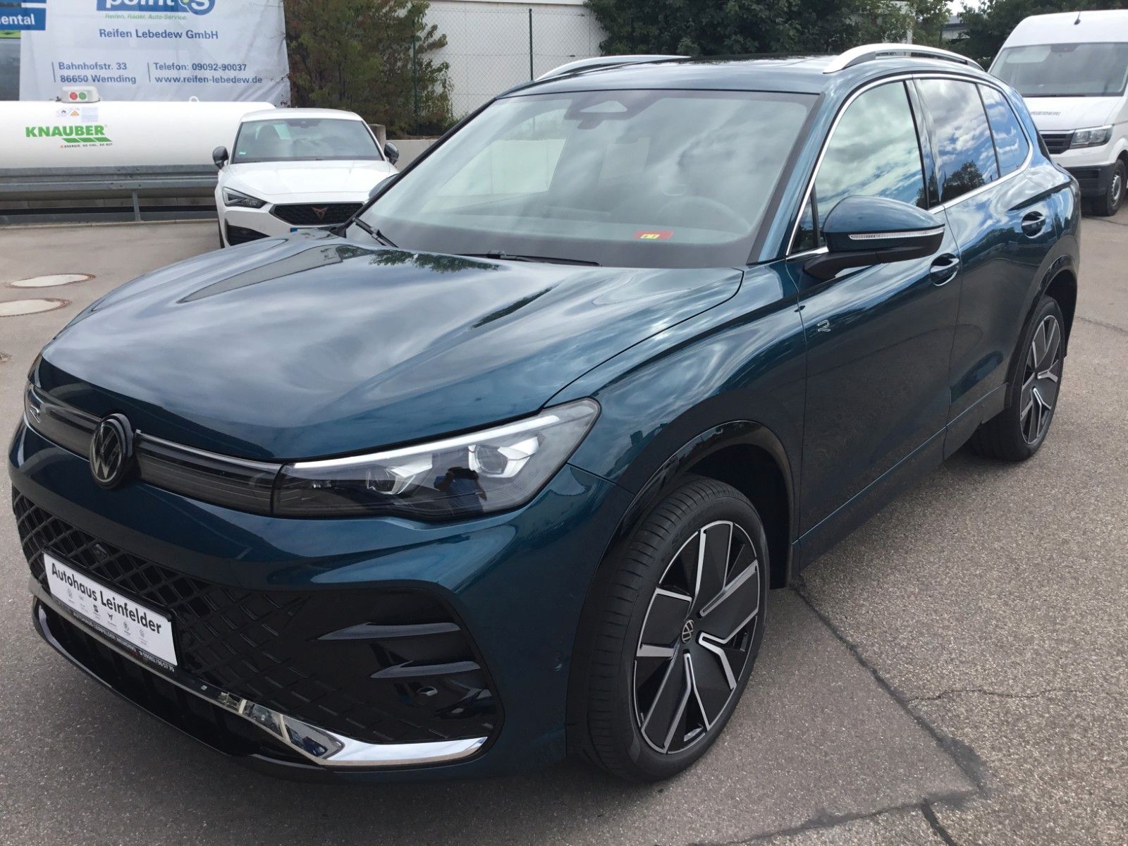 Fahrzeugabbildung Volkswagen Tiguan 2.0 TDI DSG 4M R-Line+AHK+20"+Matrix+Pano