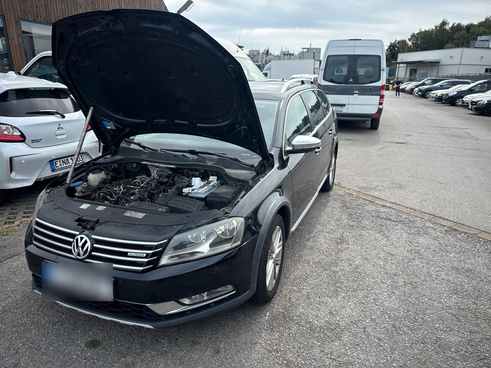 Volkswagen Passat 2012 — rear view