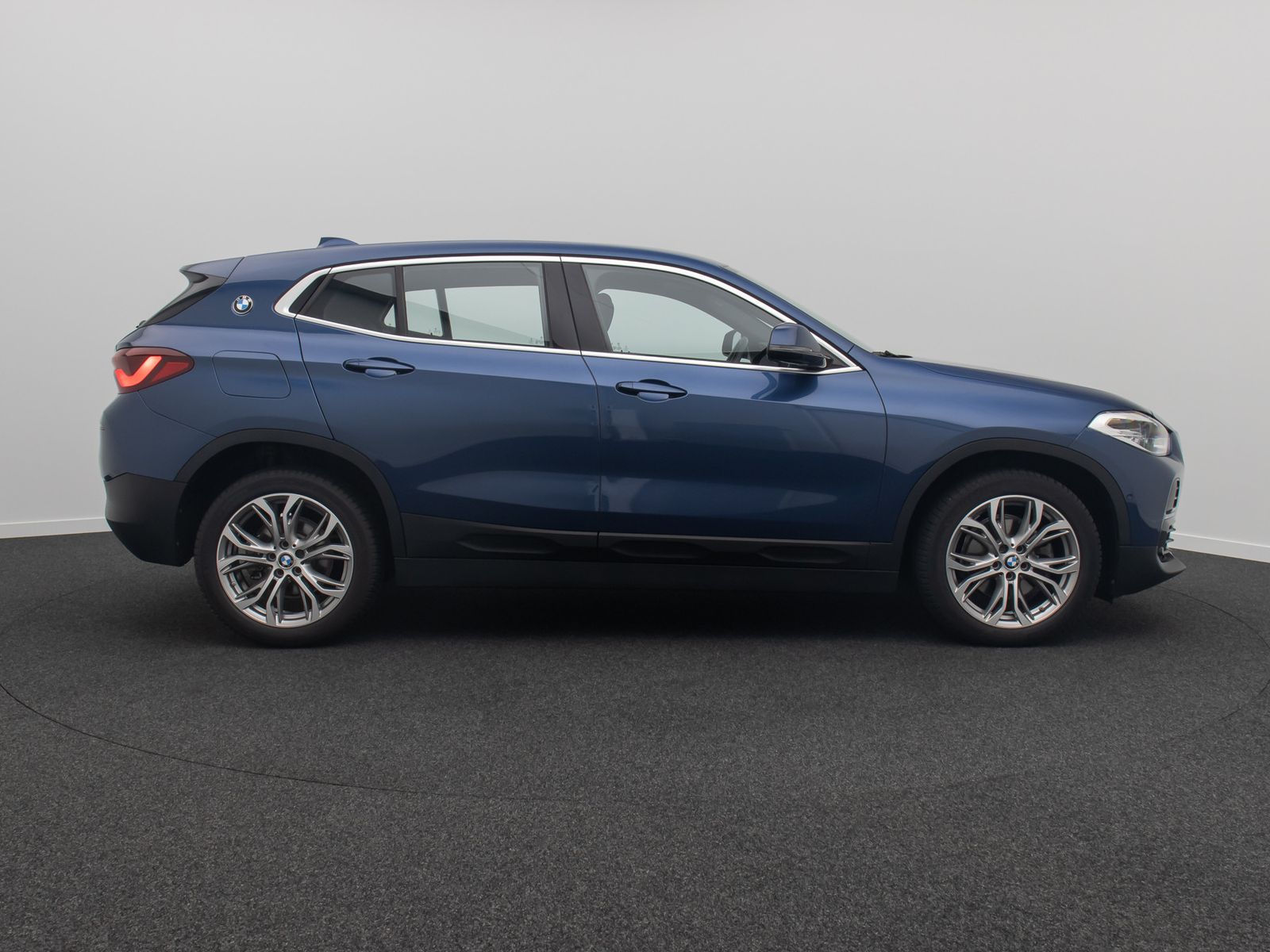 Fahrzeugabbildung BMW X2 sD18i GeschwindigReg DAB ParkAs Sportsitz 18"