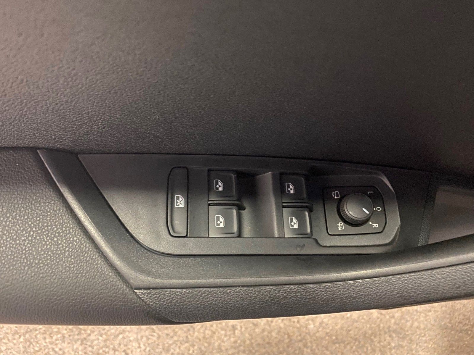 Fahrzeugabbildung SKODA Karoq 1.5 TSI DSG+Garantie 2030 oder 100tKM+NAVI