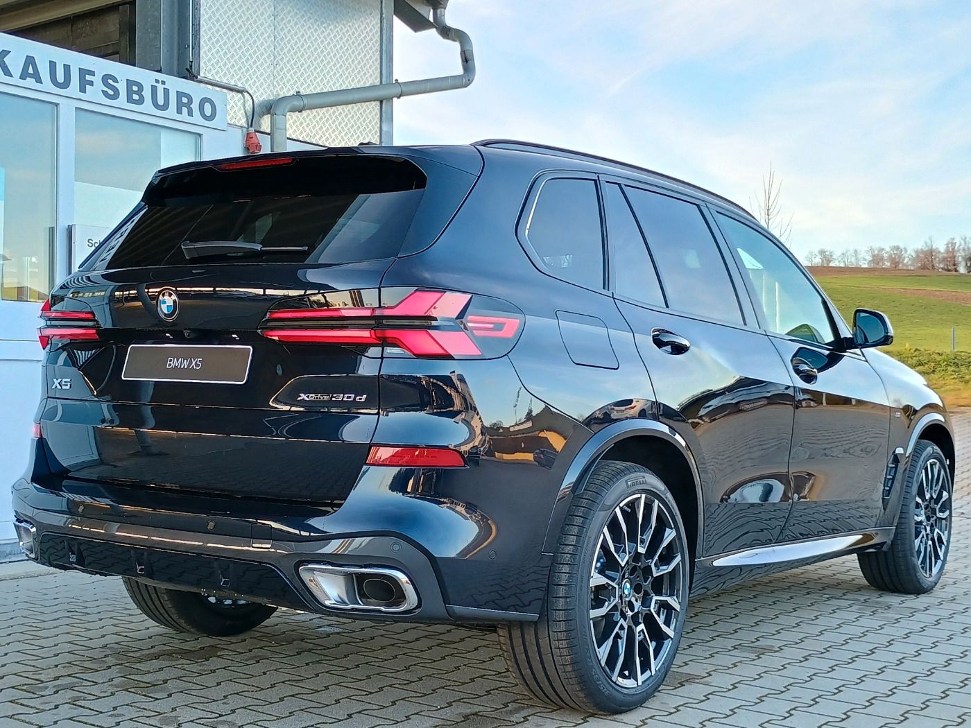 Fahrzeugabbildung BMW X5 xDrive30d M-Sportpaket AHK/DA-PROF/HUD/4xSHZ