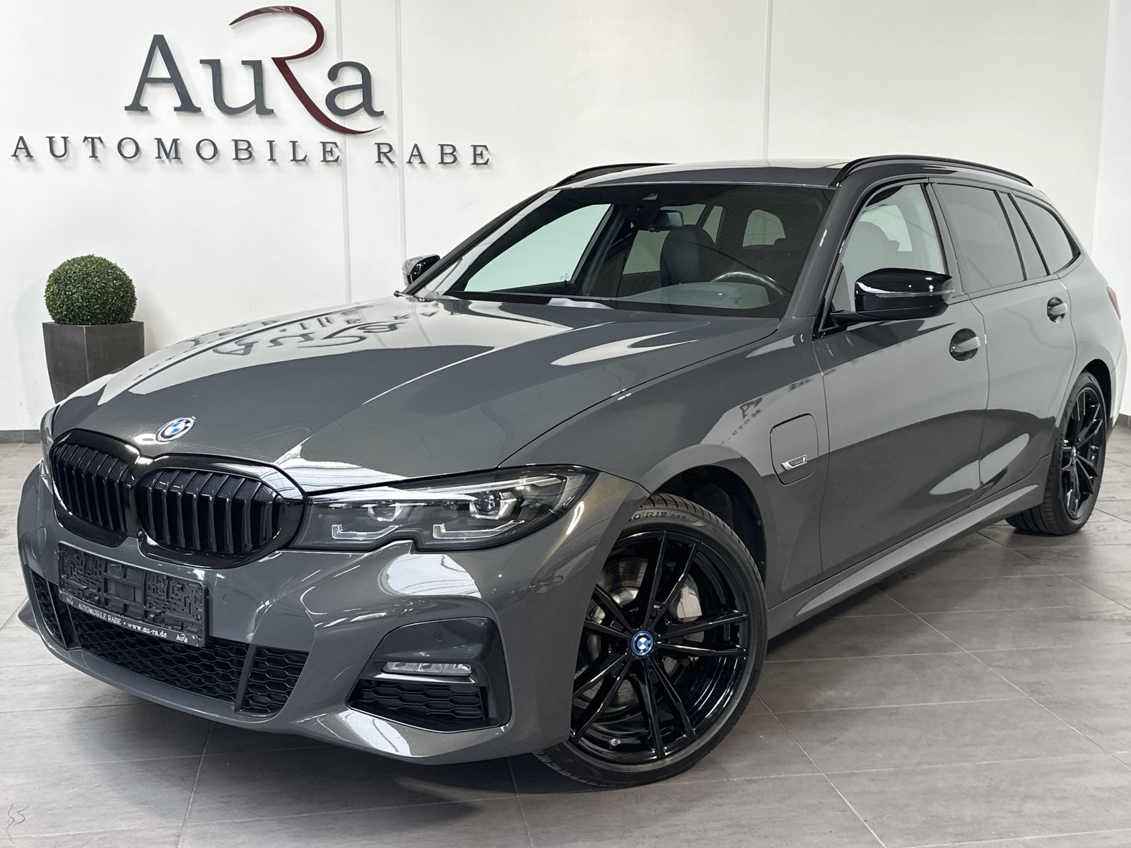 Fahrzeugabbildung BMW 330e Touring xDrive M-Sport NAV+LED+PANO+AHK+SHZ