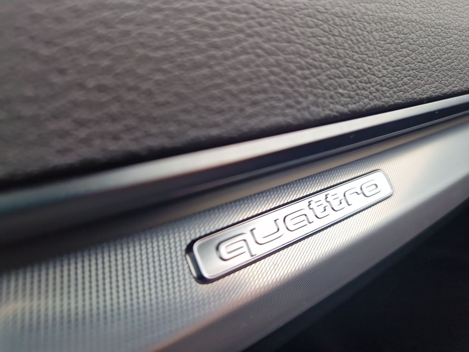 Fahrzeugabbildung Audi Q5 40 TDI quattro S line Navi RearView