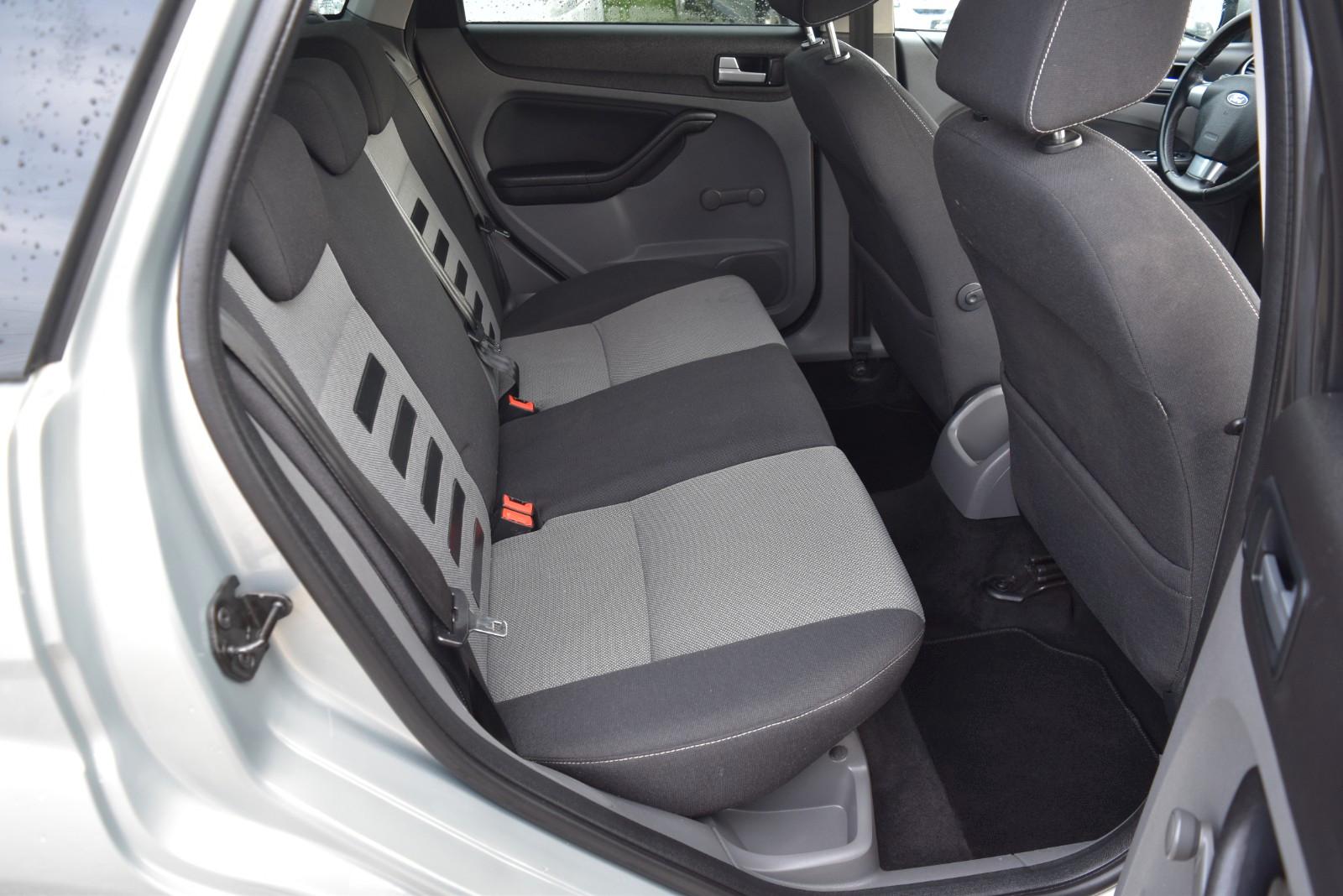 Ford Focus 2010 — photo 12