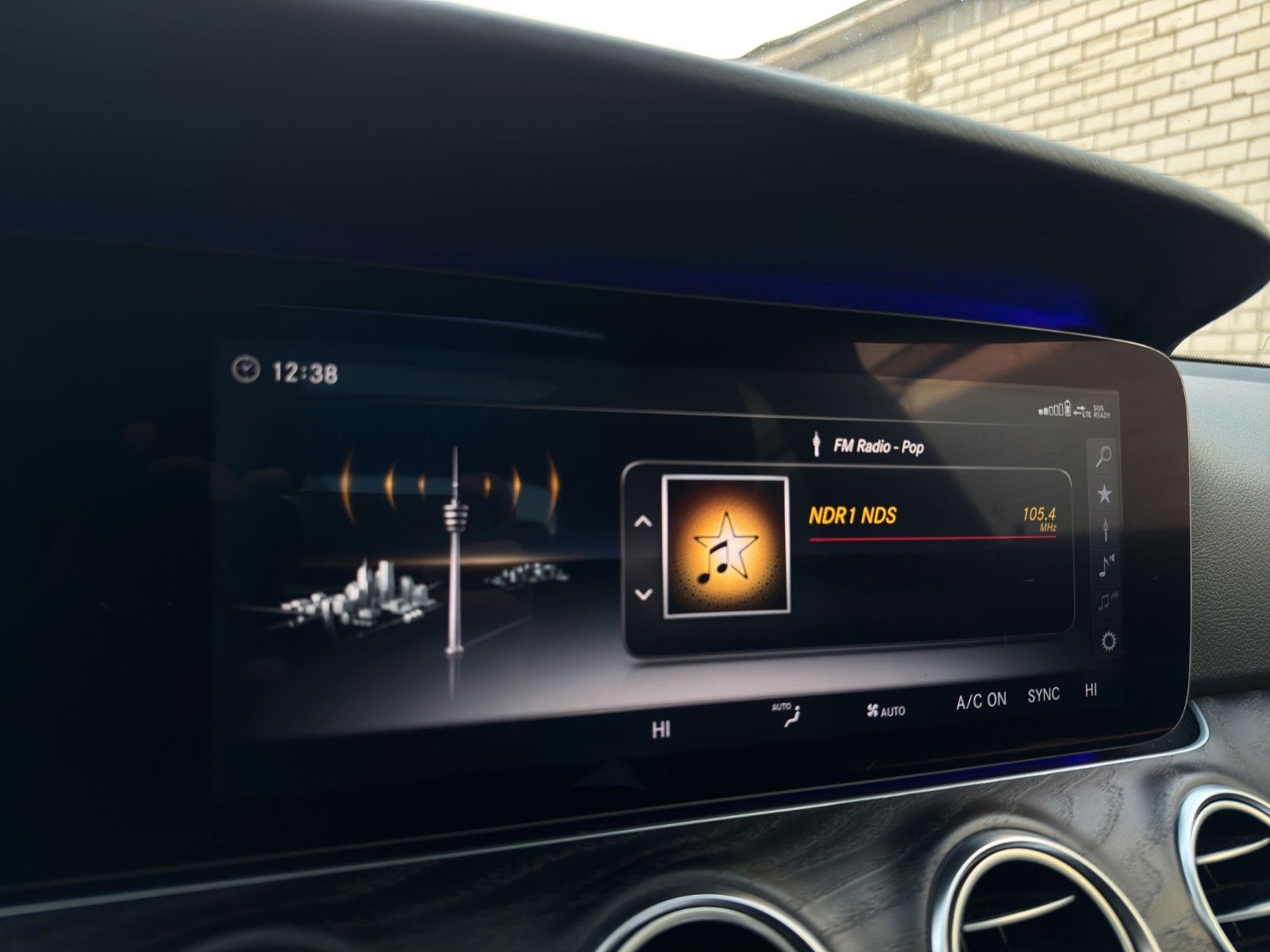 Fahrzeugabbildung Mercedes-Benz E 220d Lim. Pano/Widescreen/Kamera/MBeam