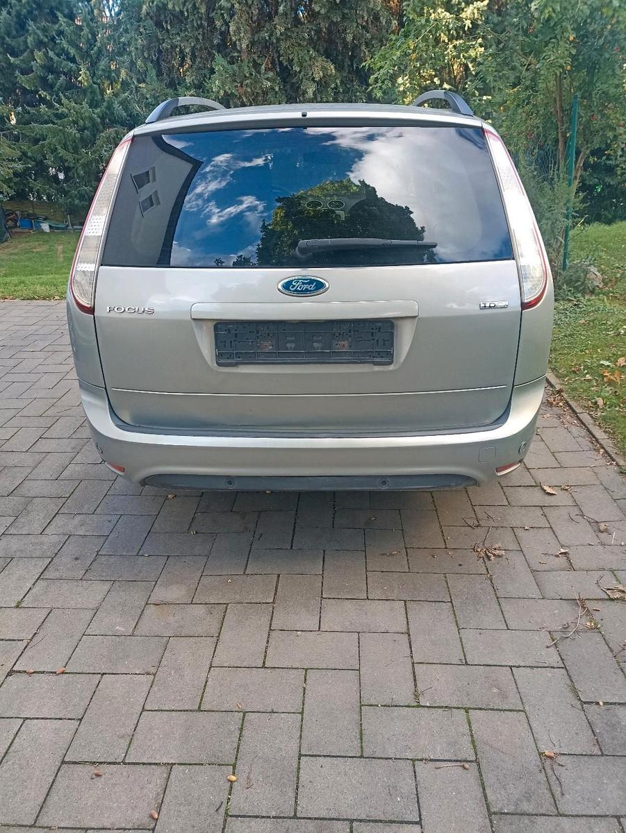 Ford Focus 2010 — салон