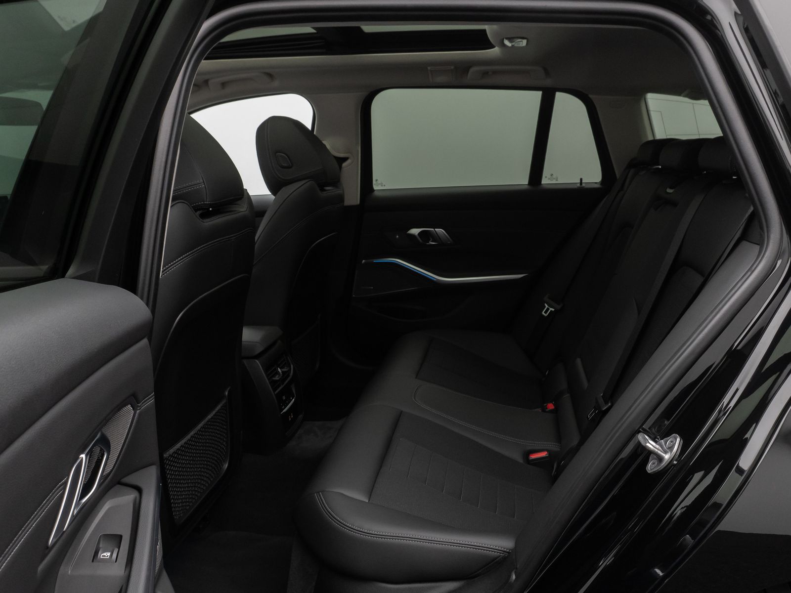 Fahrzeugabbildung BMW 330e xD Panoram Kamera HUD DAB H/K Stop&Go Sport