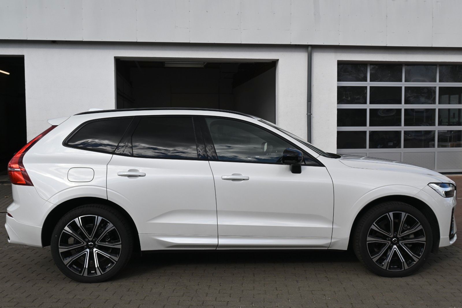 Fahrzeugabbildung Volvo XC60 T8 R Design PHEV MAPS*Luft*B&W*STHZG*HUD*