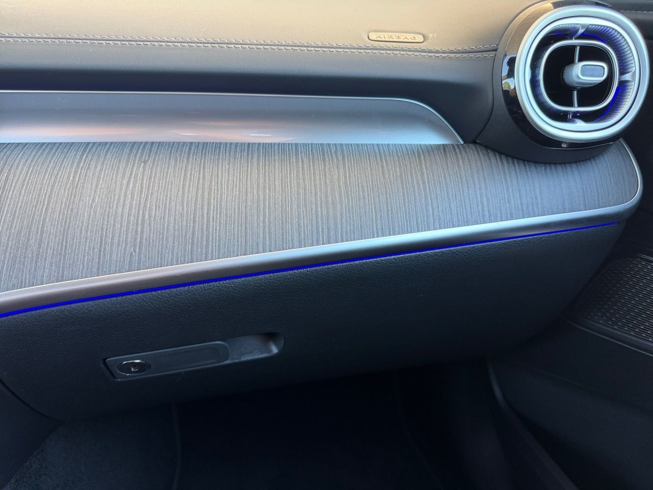 Fahrzeugabbildung Mercedes-Benz C 180 AMG+NIGHT+LENKRADHEIZ+AMBIENTE+KAMERA+