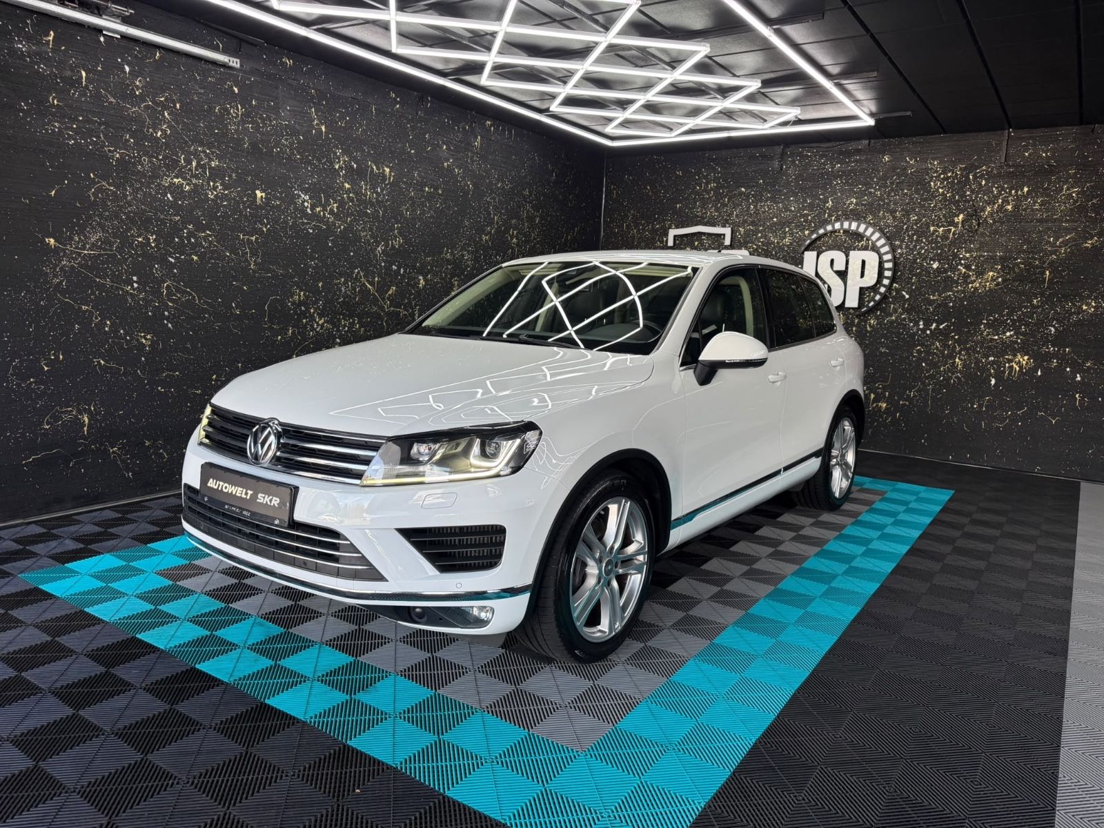 Volkswagen Touareg - 1