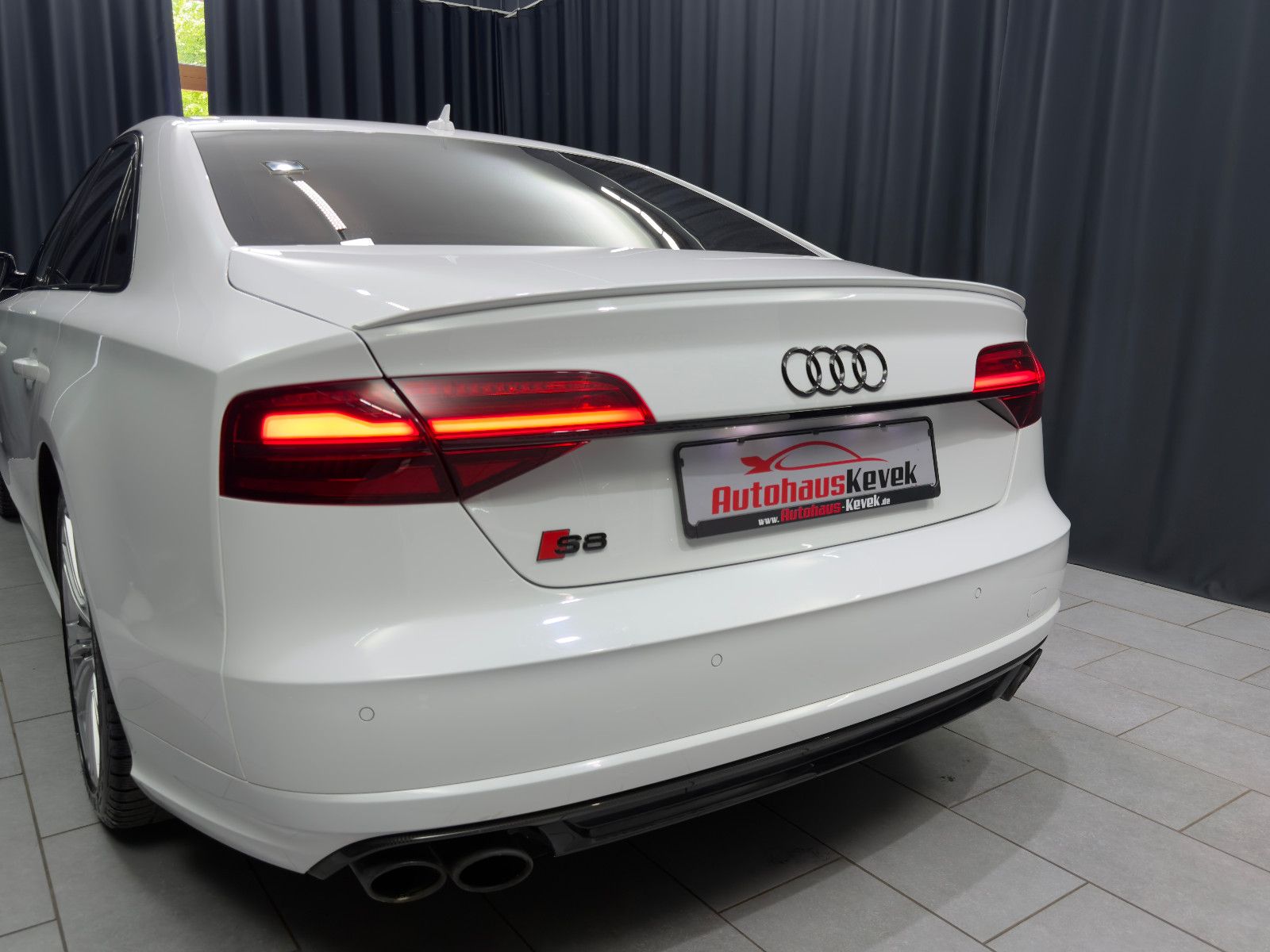 Fahrzeugabbildung Audi S8 4.0 TFSI quattro plus |KERAMIK|CARBON|MASSAGE