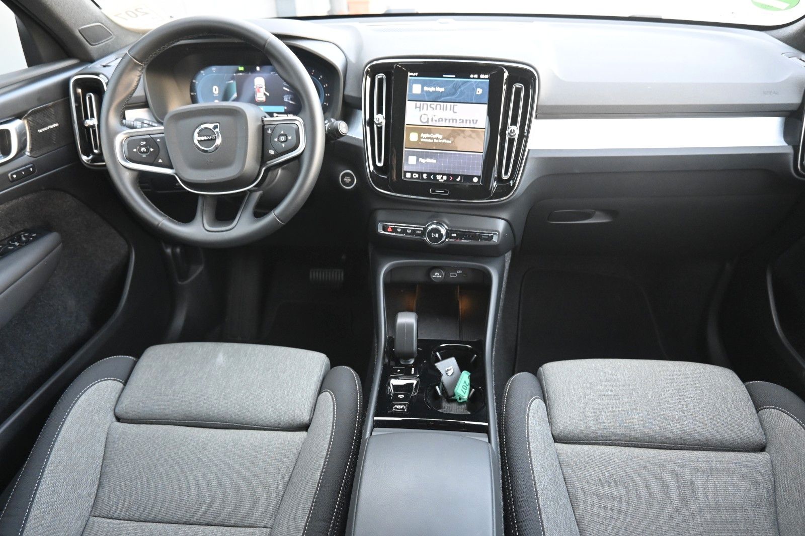 Fahrzeugabbildung Volvo XC40 B3 DKG Plus Dark*FSHZG*360°*ACC