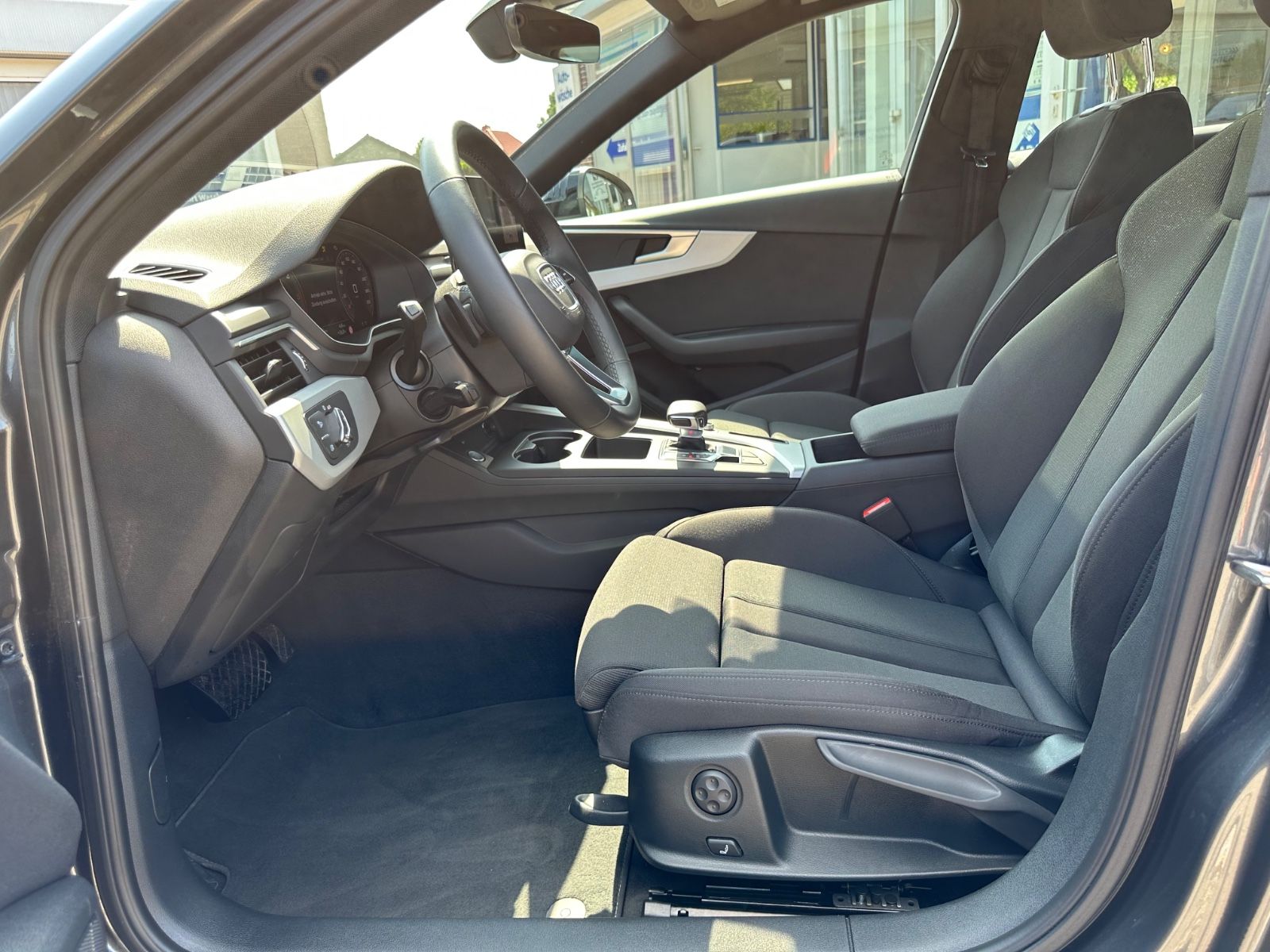 Fahrzeugabbildung Audi A4 Avant 40 TDI S line S-Tron Pano/Navi/GRA/LED