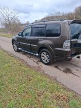 Mitsubishi Pajero 3,2 DI-D 4WD Automatik - - Mitsubishi Pajero von privat