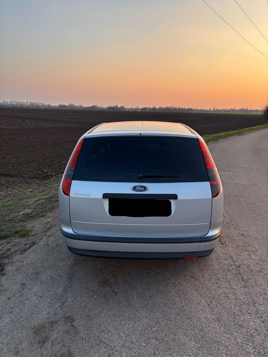 Ford Focus 2005 — rear view