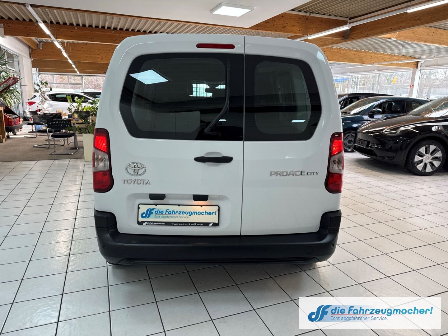 Fahrzeugabbildung Toyota Proace City L1 Meister Navi Apple CarPlay Androi