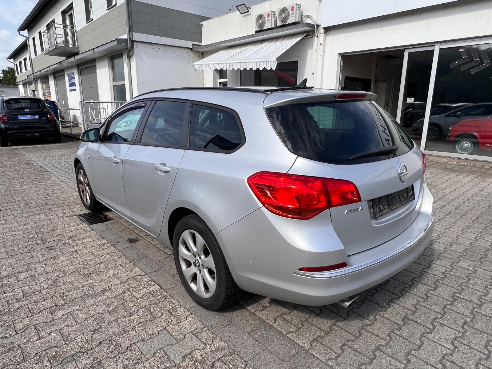 Opel Astra 2012 — interior