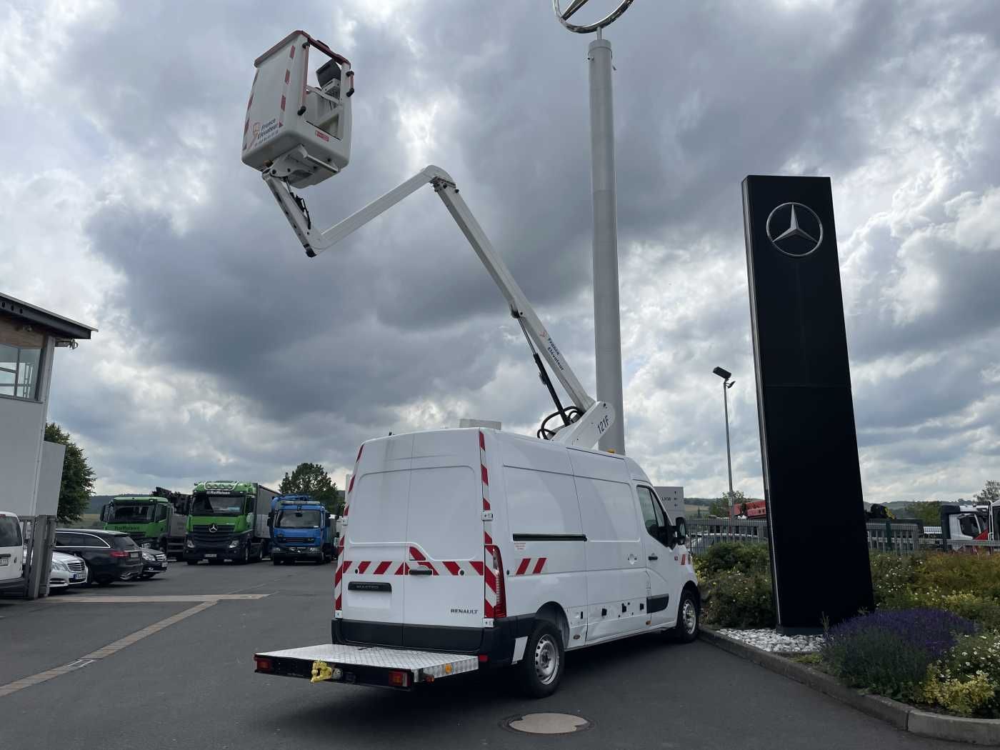 Fahrzeugabbildung Renault Master 2.3 dCi / France Elevateur 121FT, 12m
