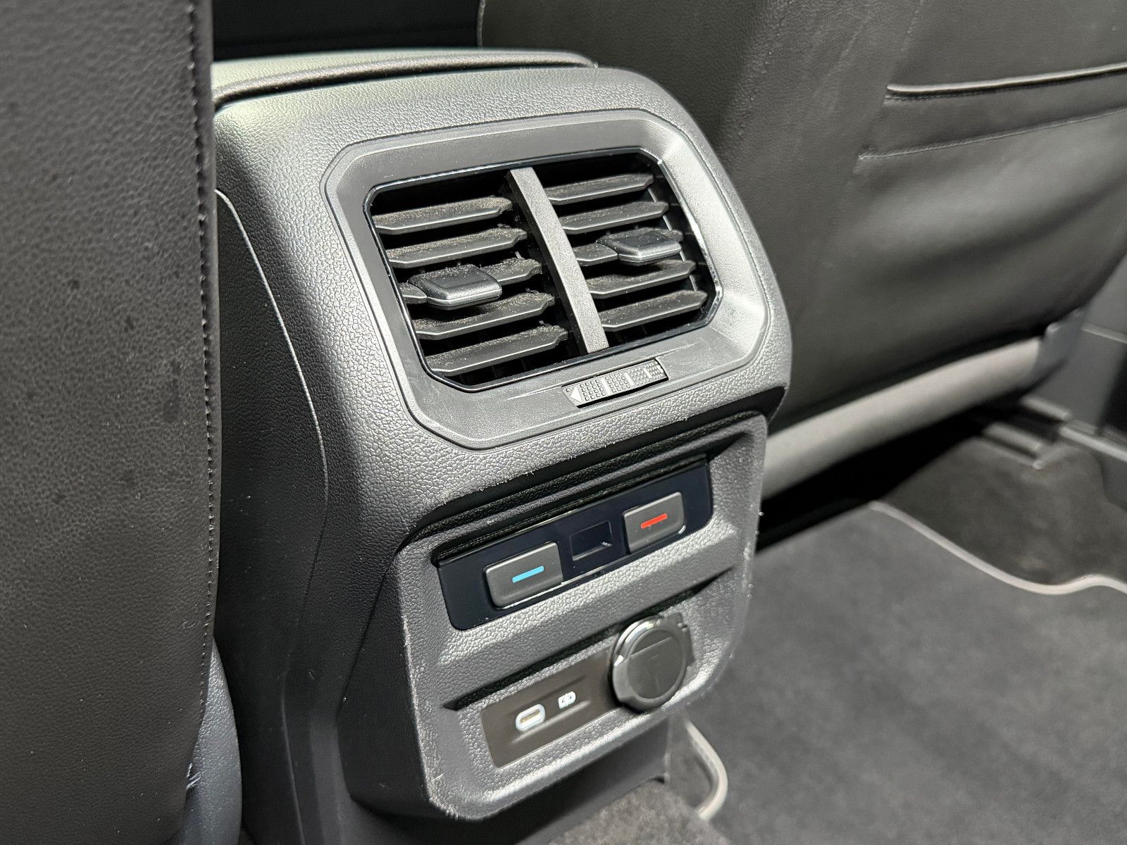 Fahrzeugabbildung Volkswagen Volkswagen Tiguan R-Line 4Motion|MATRIX|PANO|AHK