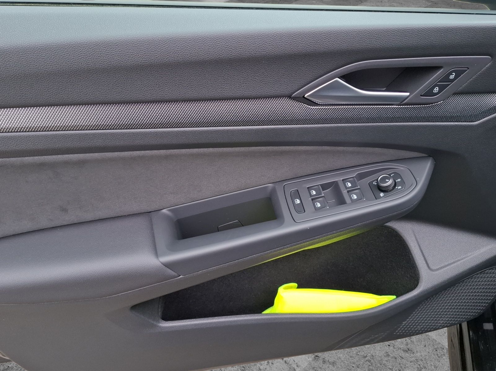 Fahrzeugabbildung Volkswagen Golf VIII Variant eTSI R-Line DSG LED Navi AID A