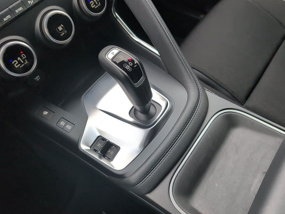 Fahrzeugabbildung Jaguar E-PACE P250 R-Dynamic AWD 1HD GARANTIE PANO NAV+