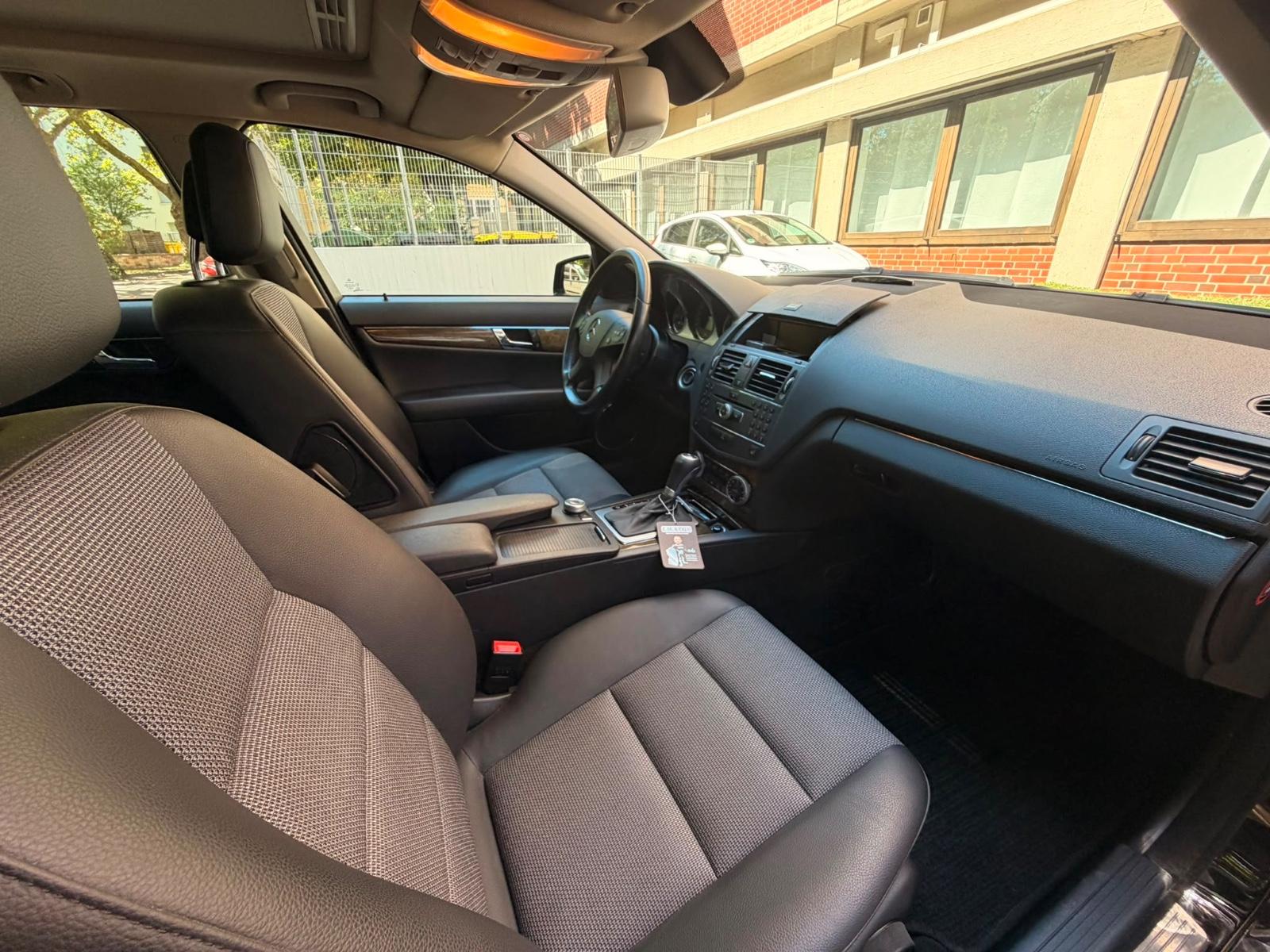 Mercedes-Benz C200 2009 — photo 8