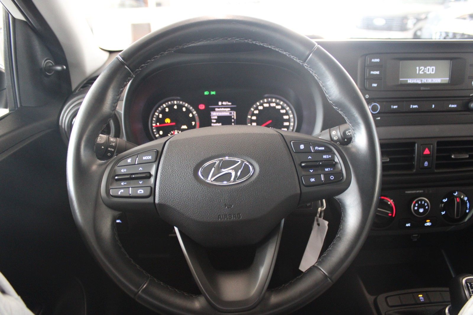 Fahrzeugabbildung Hyundai i10 1.0 Select 5-Türen KLIMA + Allwetterreifen
