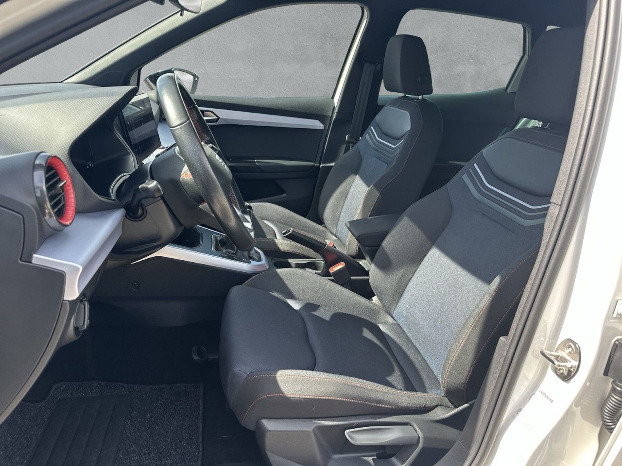 Fahrzeugabbildung SEAT Arona FR 1.0 TSI 110 PS 6-Gang-Kamera*1Hnd* - mit KI generiert/bearbeitet