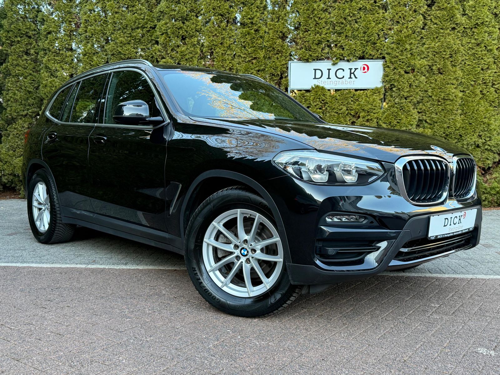Fahrzeugabbildung BMW X3 xDrive Aut. 20i LED+NAVI+SHZ+LIVE+SPORT+LEDER