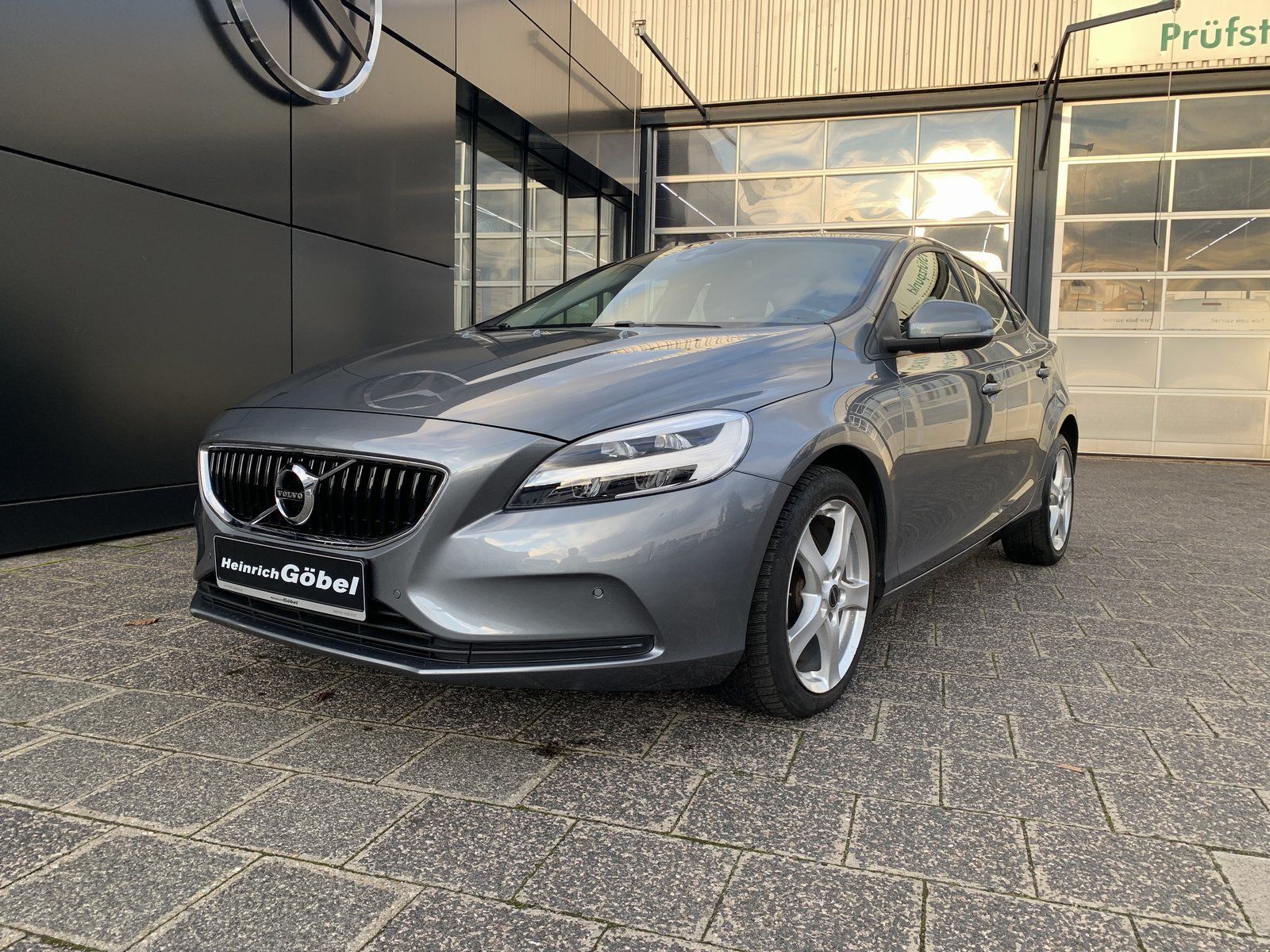 Fahrzeugabbildung Volvo V 40 T2 2.0 Momentum (EURO 6d-TEMP)