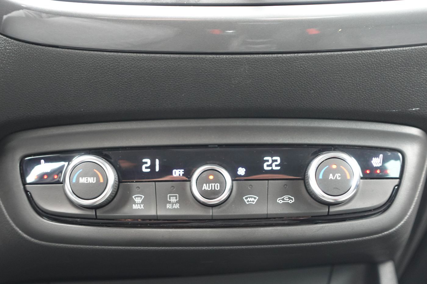 Fahrzeugabbildung Opel Crossland 1.2 Turbo Elegance HUD,KlimaA,LED,Navi
