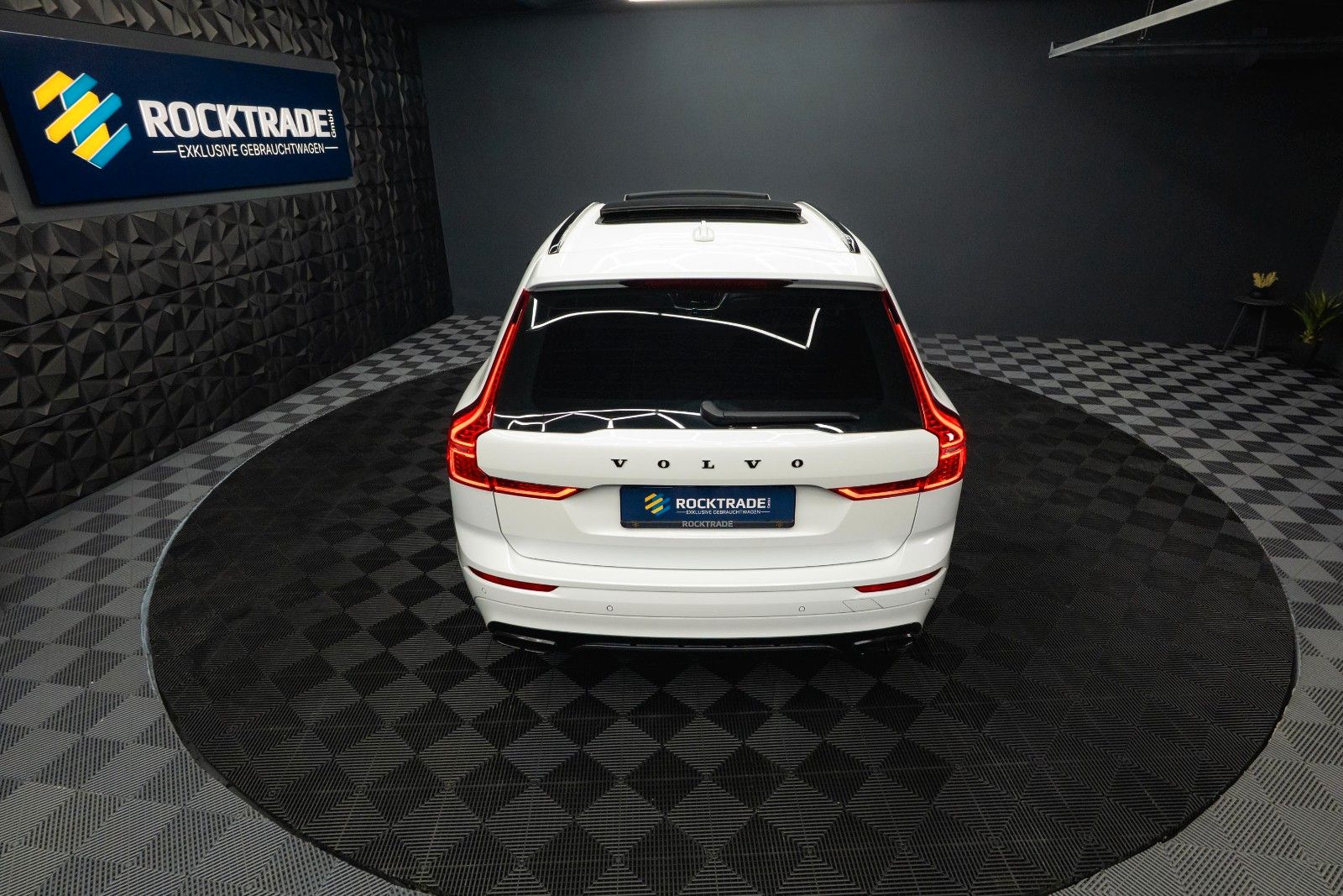 Fahrzeugabbildung Volvo XC60 R Design AWD | ACC | Pano | B&W | LED | 21`