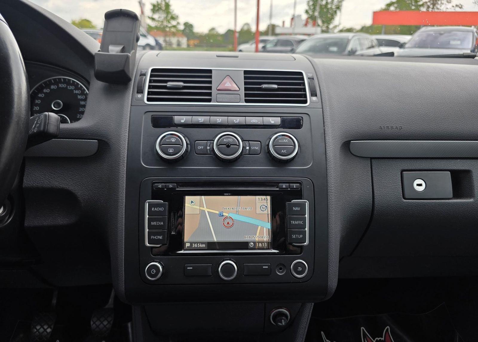Fahrzeugabbildung Volkswagen Touran 1.6 TDI Life /Navi/Klimaauto/Park-As/Shz