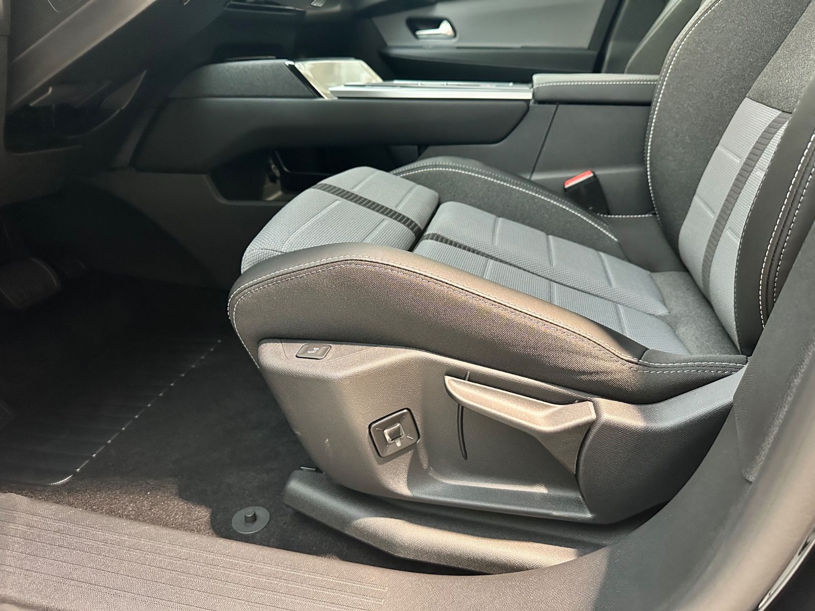 Fahrzeugabbildung Opel Grandland Hybrid *NAVI*SHZ*Allwetter*Kamera*Foc