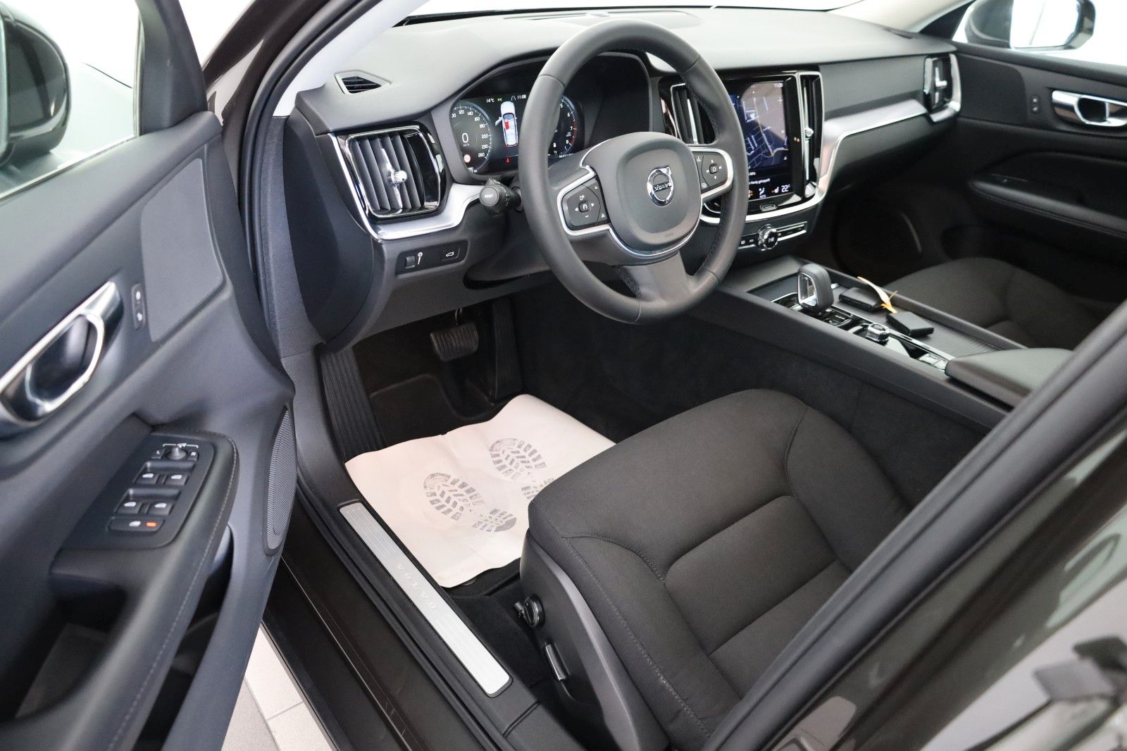 Fahrzeugabbildung Volvo V60 Kombi Momentum Pro,Aut.,Navi,Kamera, AHK el.