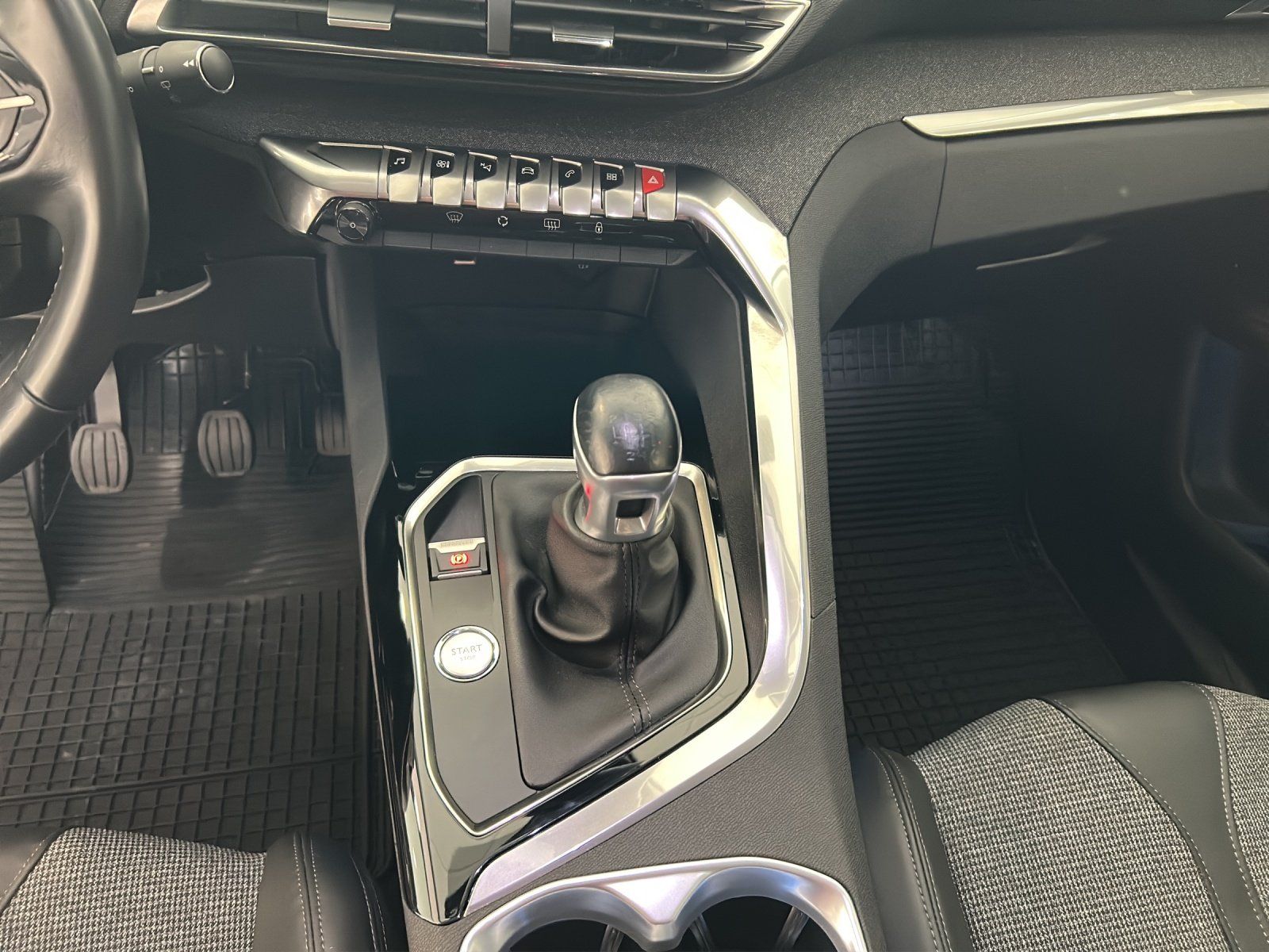 Fahrzeugabbildung Peugeot 3008 1.2 PureTech 130 Allure/NAVI/Kamera/PDC