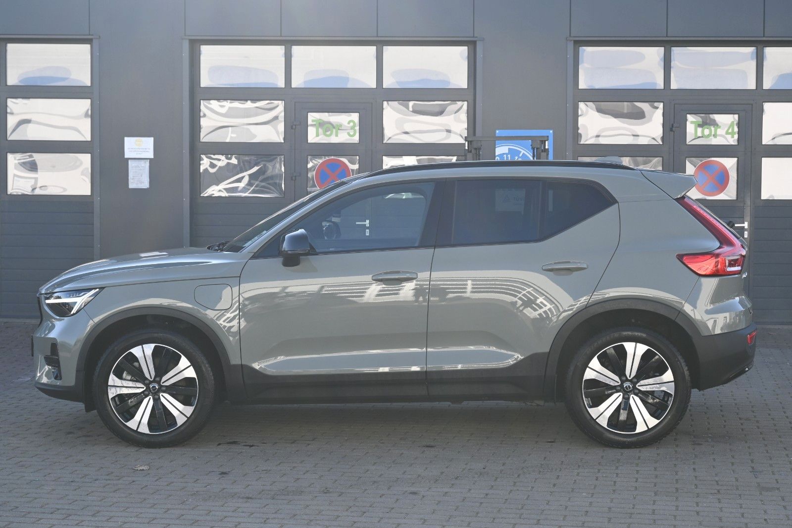 Fahrzeugabbildung Volvo XC40 T4 Recharge Plus Dark*LED*STHZ*CAM*AHK
