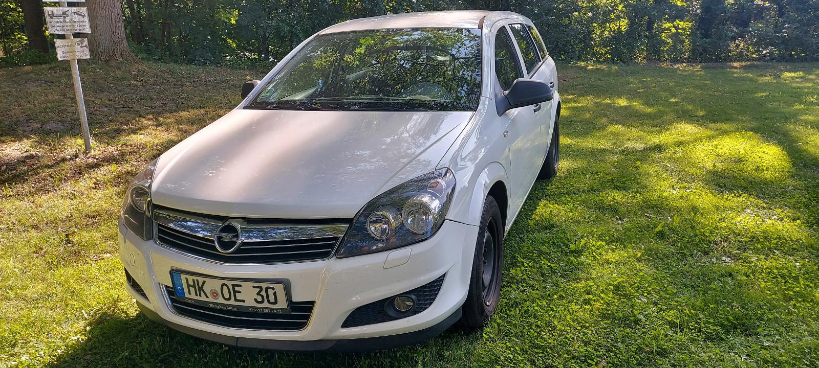 Opel Astra 2010 — rear view