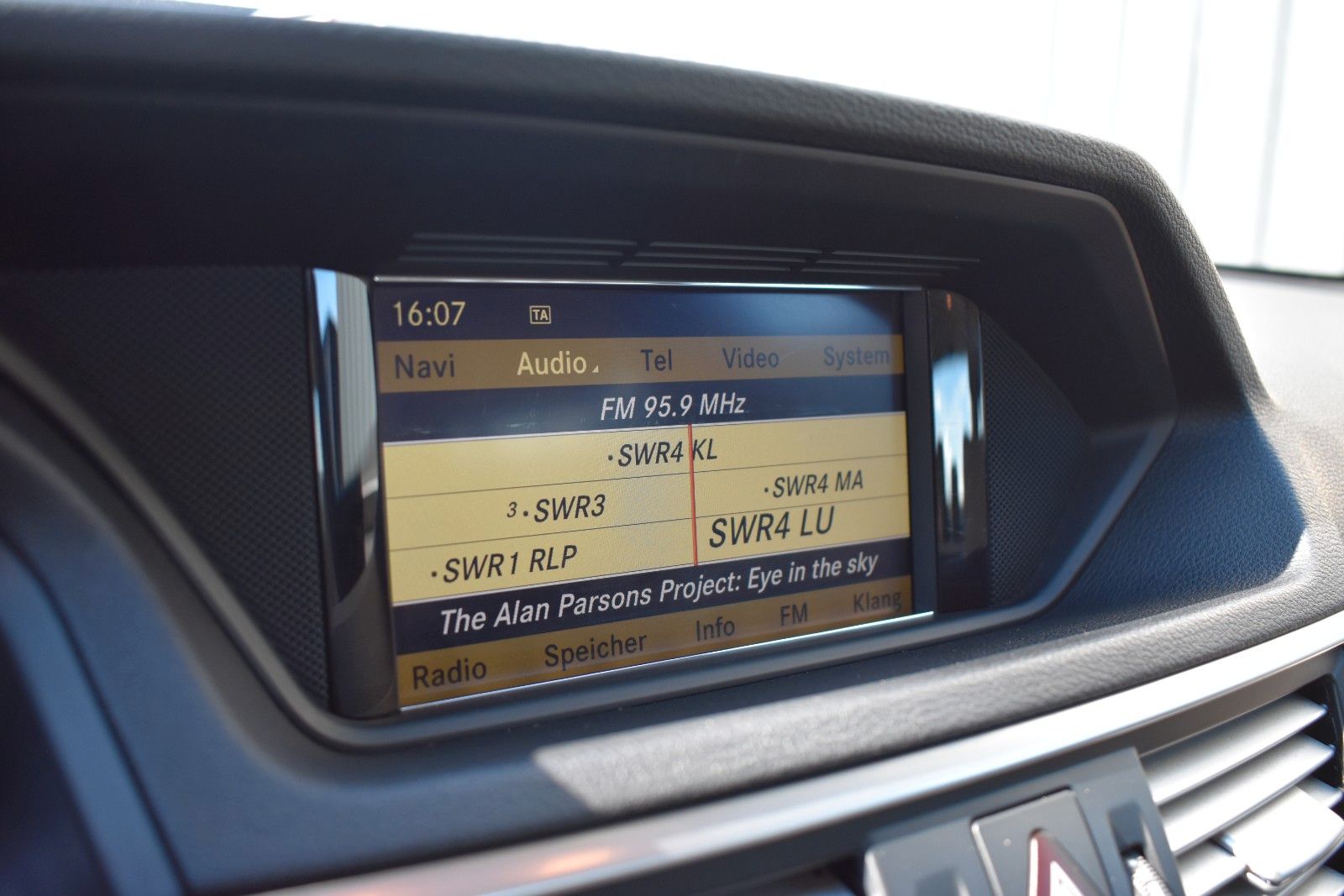 Fahrzeugabbildung Mercedes-Benz E 350 CGI Limousine STH/AHK/MEMORY/KEYLESS