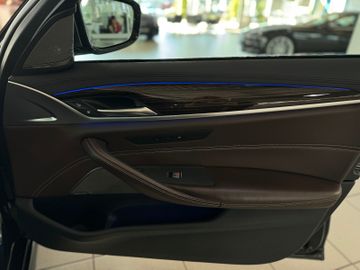 Fahrzeugabbildung BMW M550d xDr Pano HUD ACC DAB H/K Apple Carplay